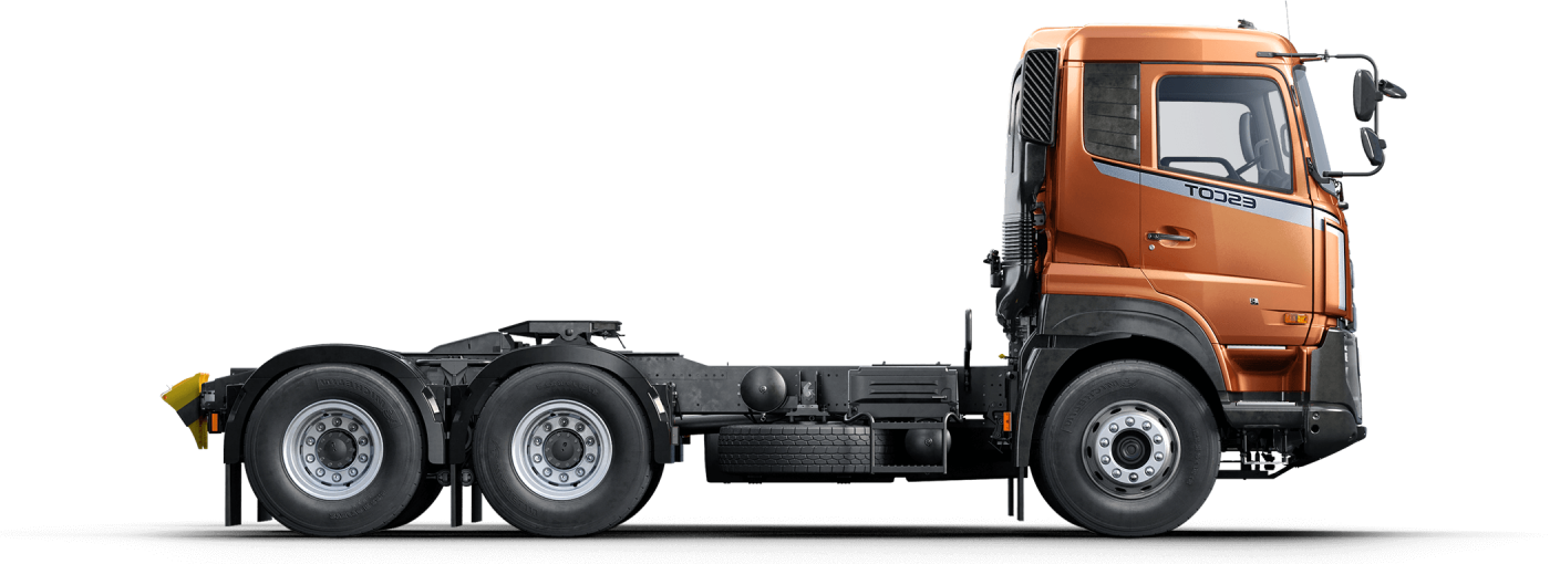 Orange na trak na walang kargang trailer, nakasulyap sa gilid.