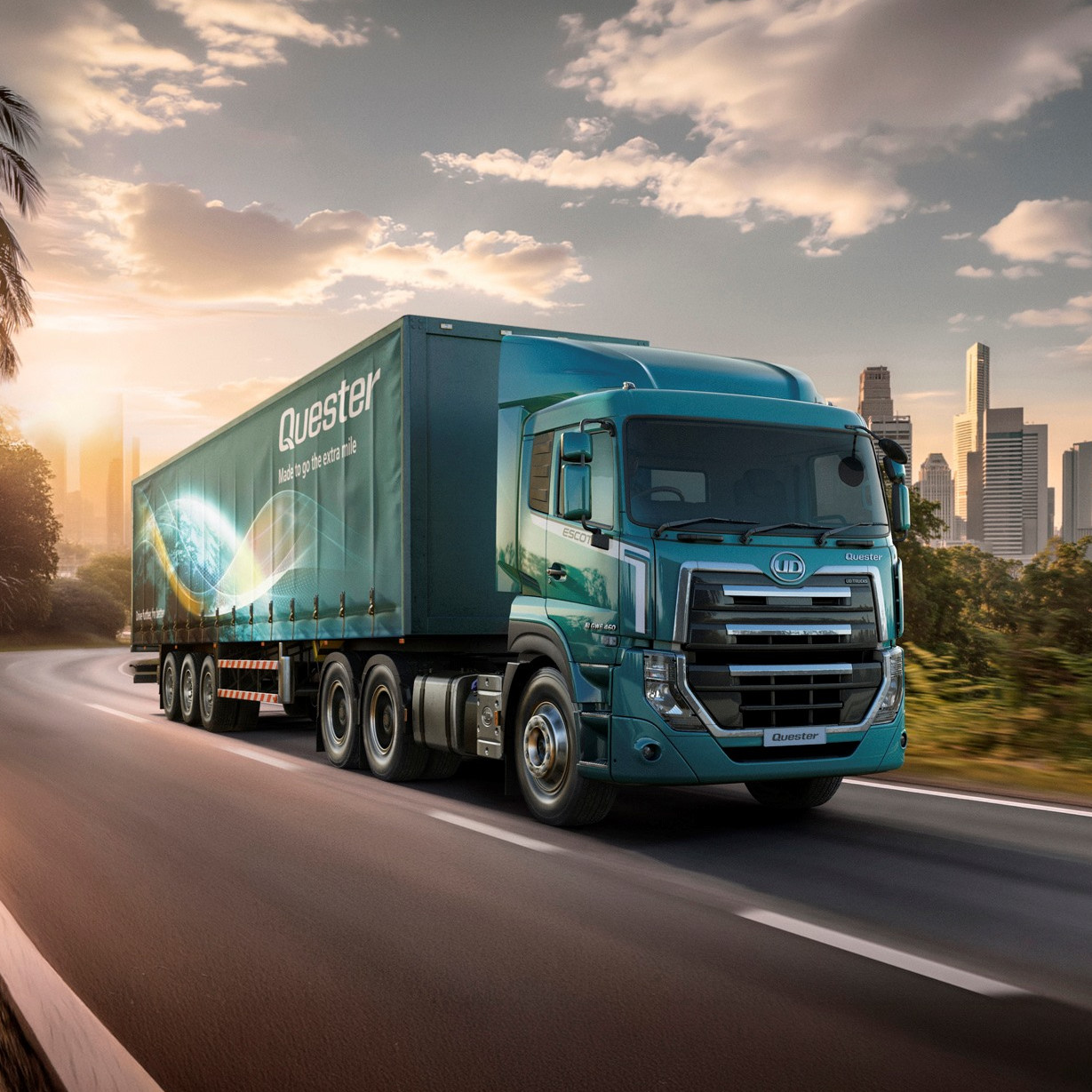 รถบรรทุกสีน้ำเงินวิ่งบนถนนใกล้เมือง ท้องฟ้าโปร่งยามเย็น