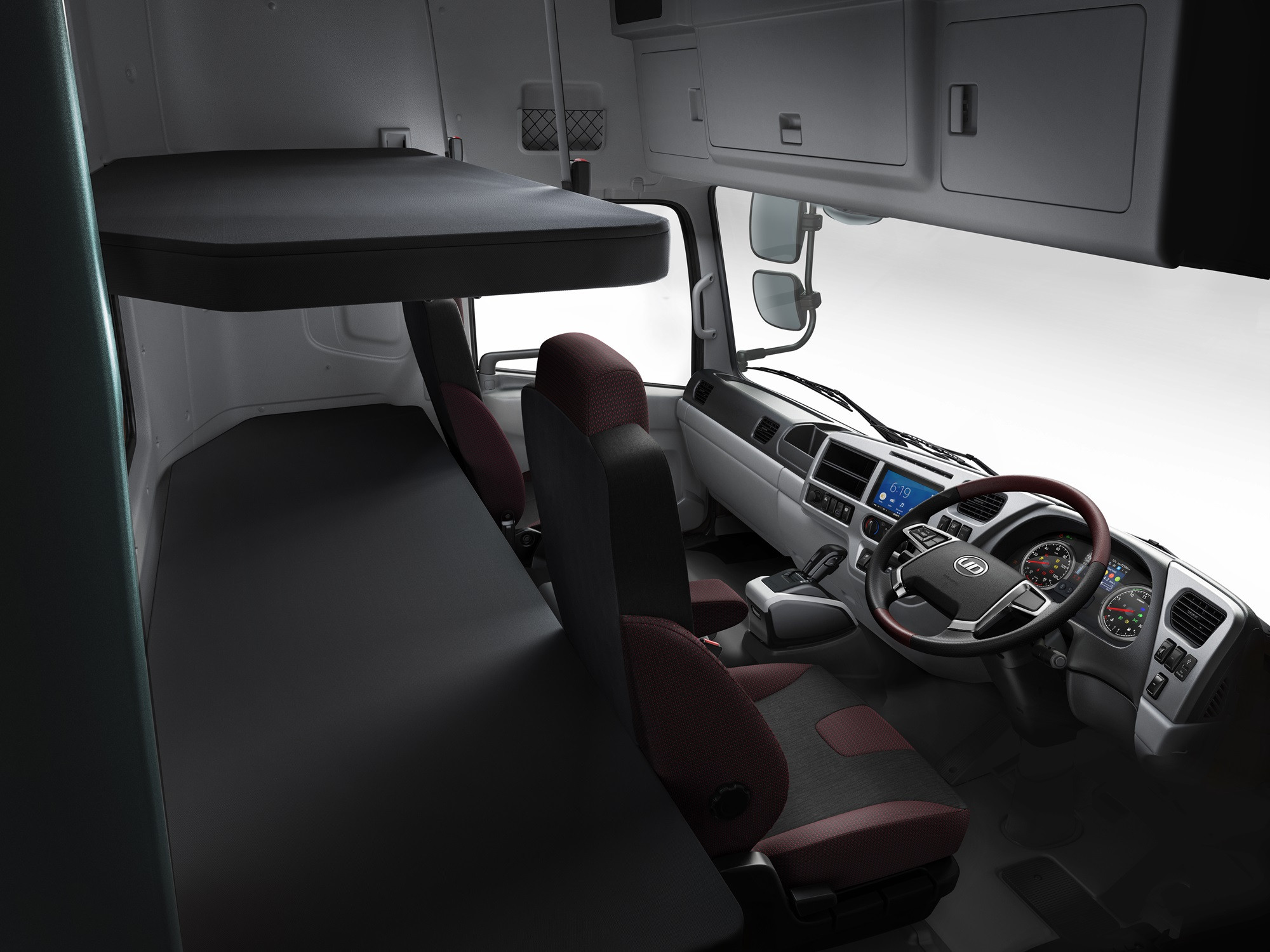 ที่นั่งคนขับรถบรรทุกพร้อมเตียงสองชั้นและแผงควบคุม