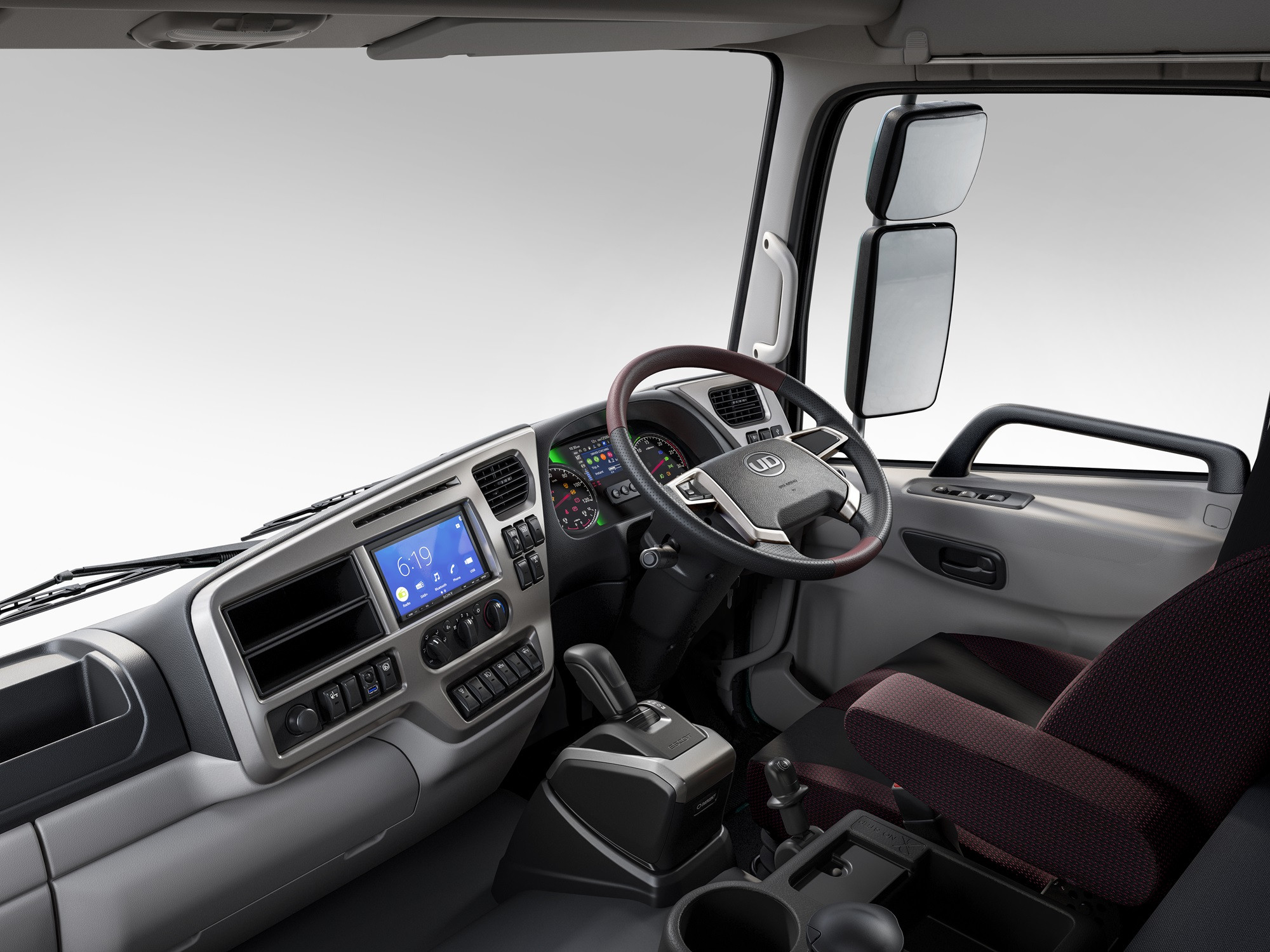 ภายในห้องคนขับรถบรรทุกพร้อมพวงมาลัยและแผงควบคุมดิจิทัล