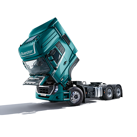 Groen vragmotor met sy kajuit oopgewaai, wys binne die enjinkap.