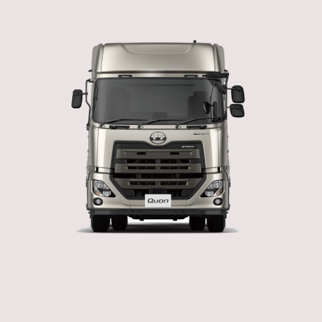 正面から見たシルバーの大型トラック