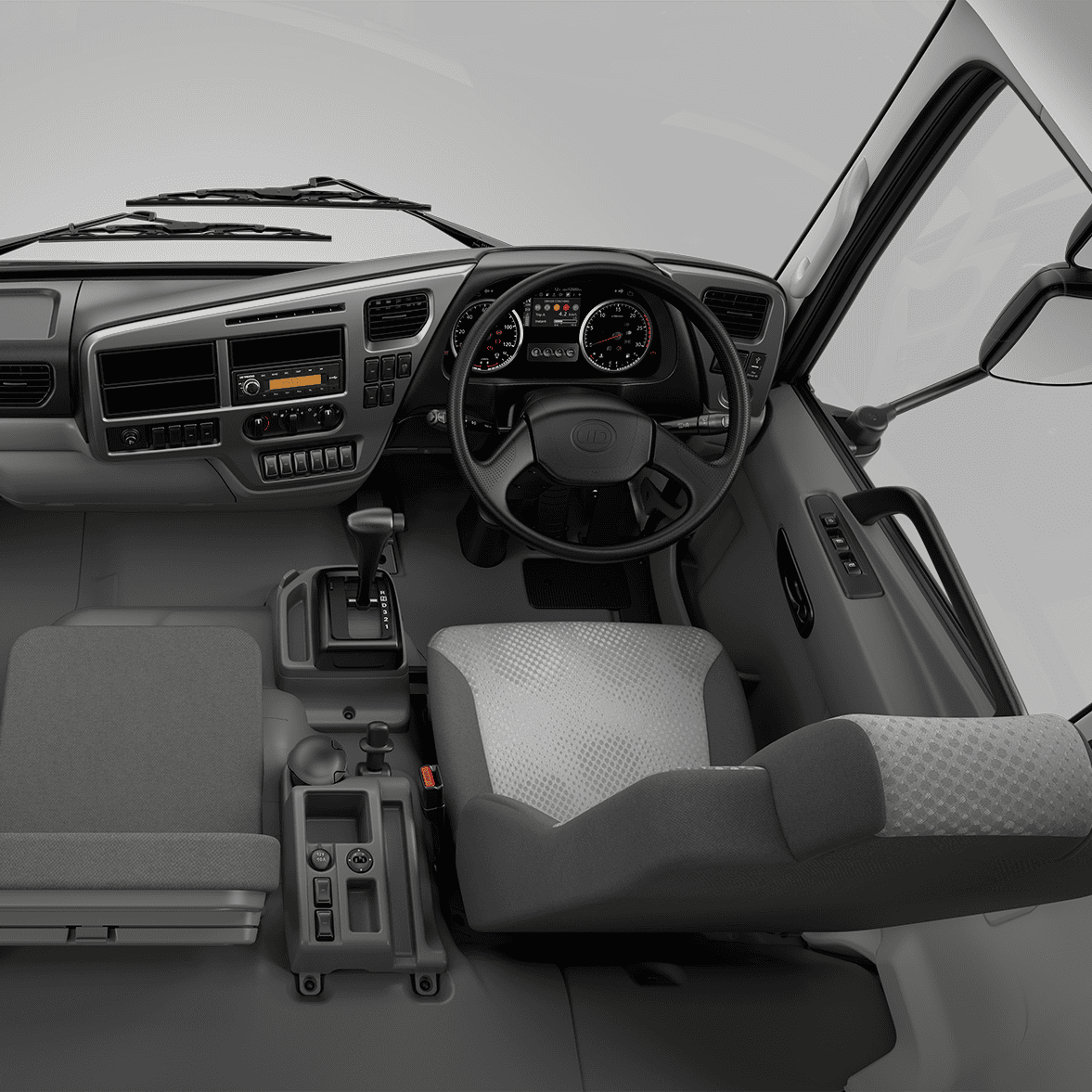Gray na interior ng trak, focus sa manibela at dashboard.