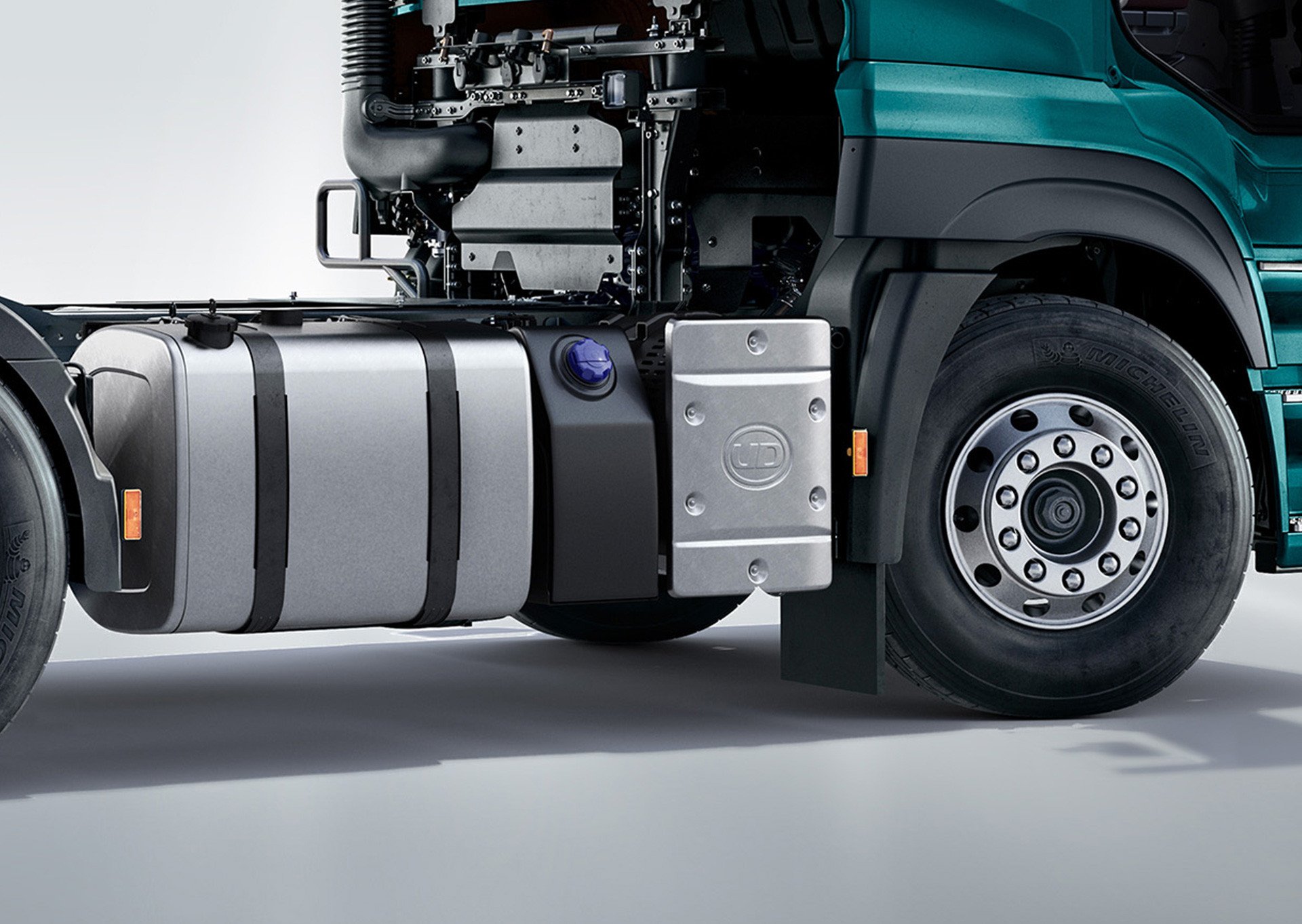 ล้อหน้าและถังน้ำมันของรถบรรทุกสีเขียว