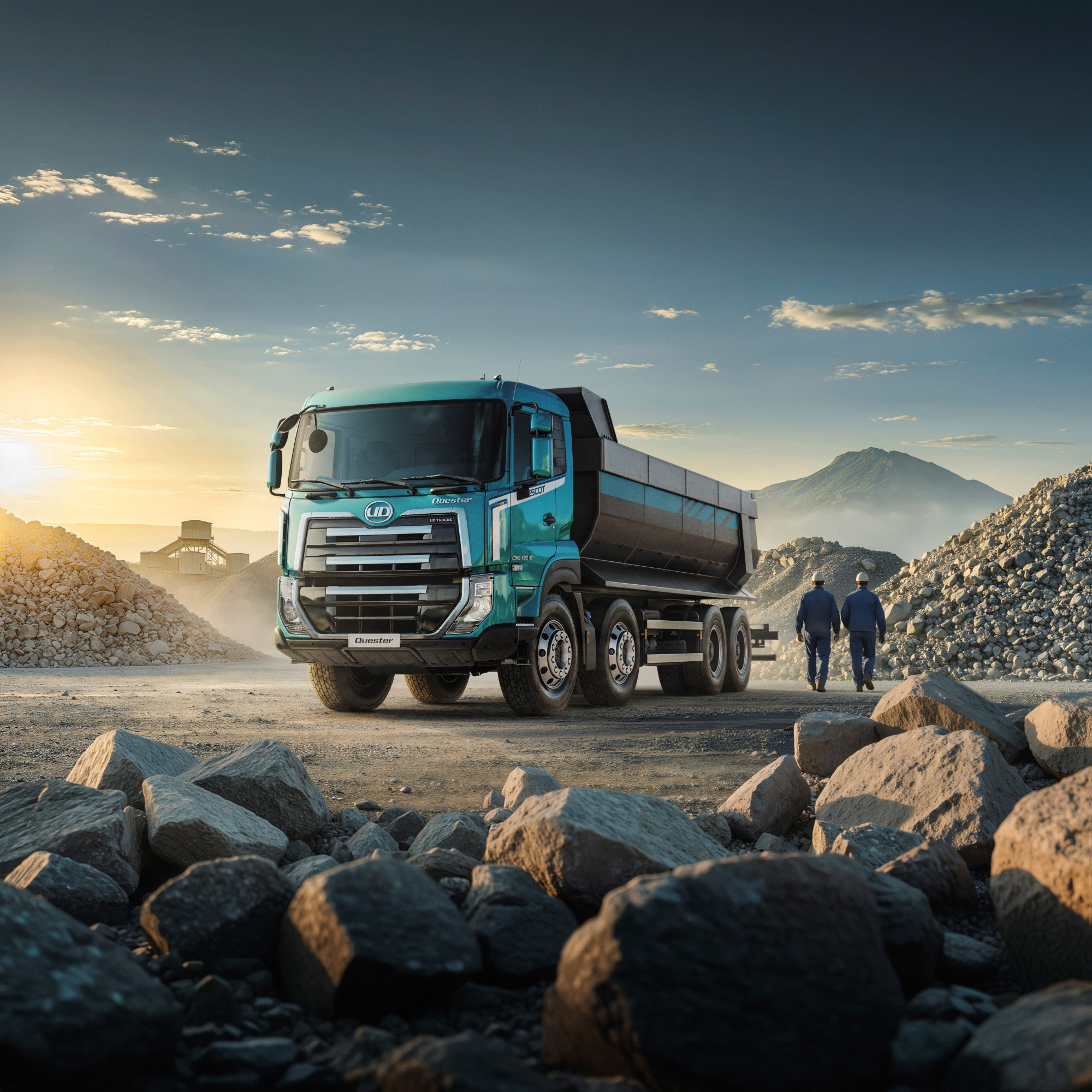 Lori ya rangi ya bluu uwanjani na mawe, watu wawili wakiwa pembeni, jua linachomoza.