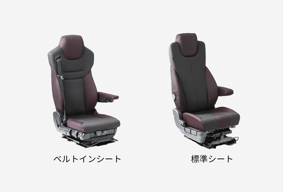 茶色と黒の車のシートが2つ並んでいる