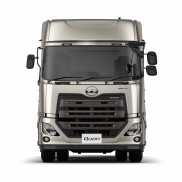 シルバーの大型トラックを正面から見た様子